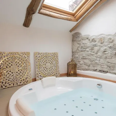 Tiny Loft With Jacuzzi Apartman